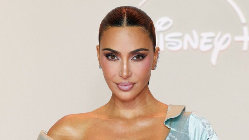 Kim Kardashian apranga šokiravo internautus, drabužius vadina visiška nesąmone