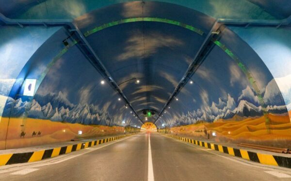 Vietoj 3 valandų – vos 20 minučių: kinai atidarė ilgiausią pasaulyje tunelį