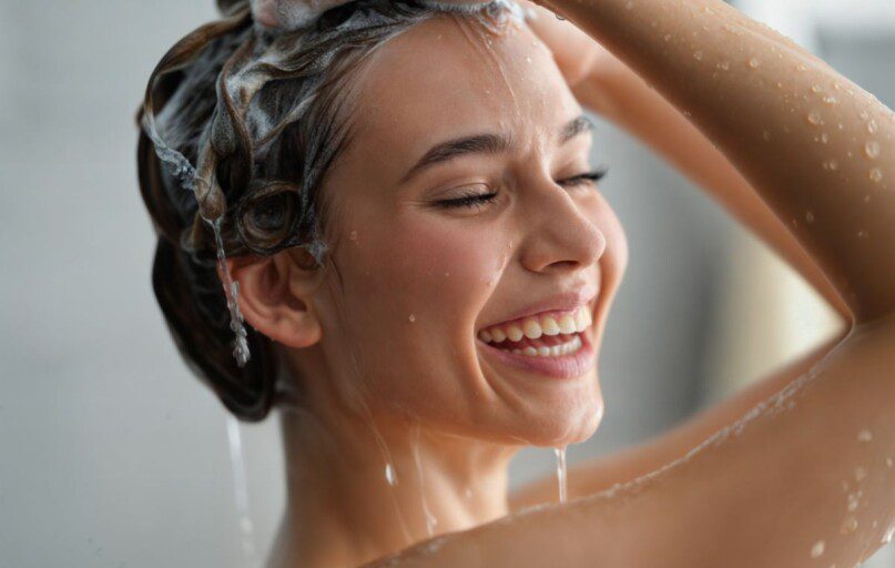 Klaidos, kurias darote kiekvieną kartą plaudami plaukus: štai kodėl jie tampa sausi ir trapūs