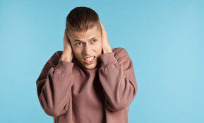 Kodėl galvoje nuolat sukasi daina? Mokslininkai rado netikėtą paaiškinimą