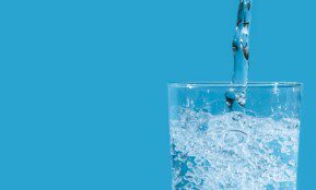 Kodėl kiekvieną rytą rekomenduojama išgerti stiklinę vandens?