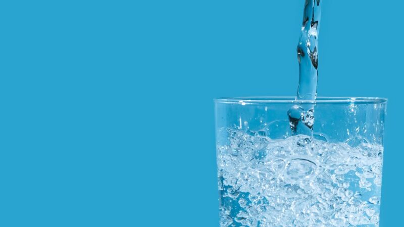 Kodėl kiekvieną rytą rekomenduojama išgerti stiklinę vandens?
