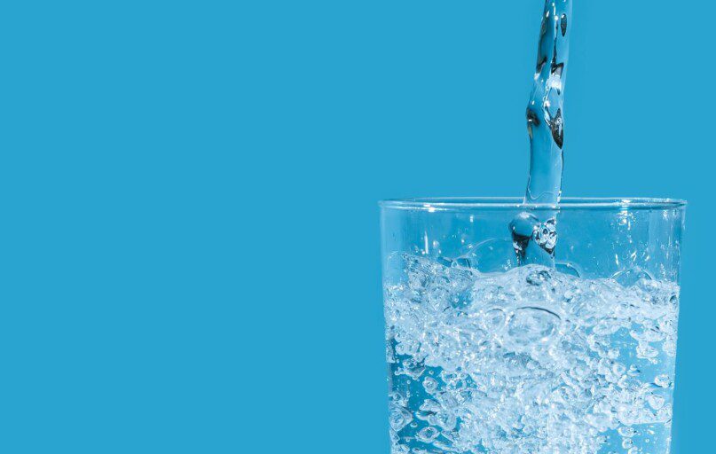 Kodėl kiekvieną rytą rekomenduojama išgerti stiklinę vandens?
