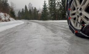 vehicle wheel with chain