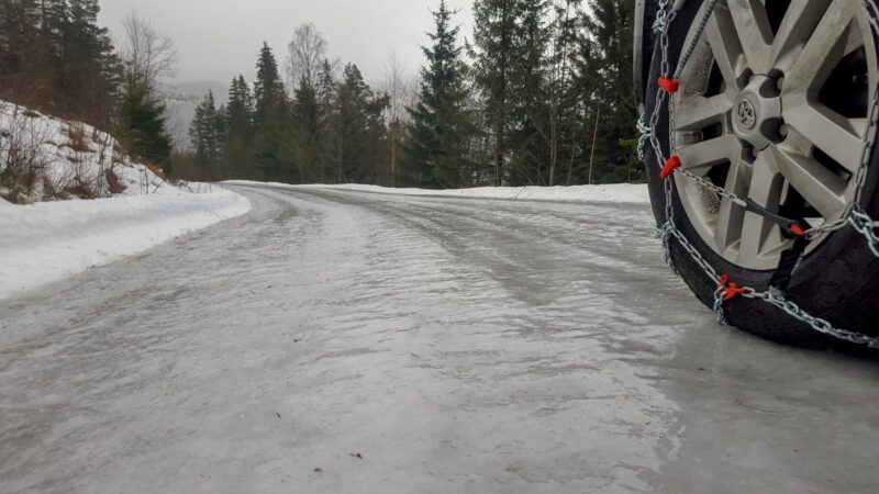 Ką daryti, kai automobilį pradeda nešti į šoną? Viena klaida ant slidaus kelio gali baigtis avarija