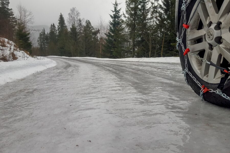 vehicle wheel with chain