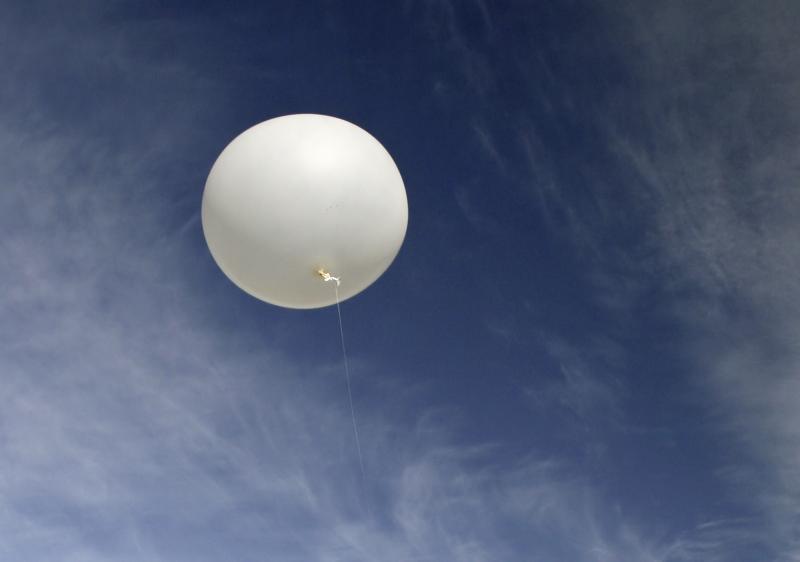 Keistas radinys sostinėje: prie Neries nusileido meteorologinis balionas su netikėtu turiniu