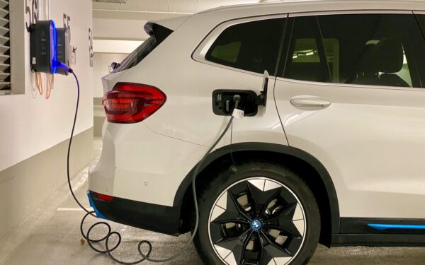 Meta iššūkį brangiam remontui: studentų sukurtas elektromobilis, kurį lengva taisyti namuose