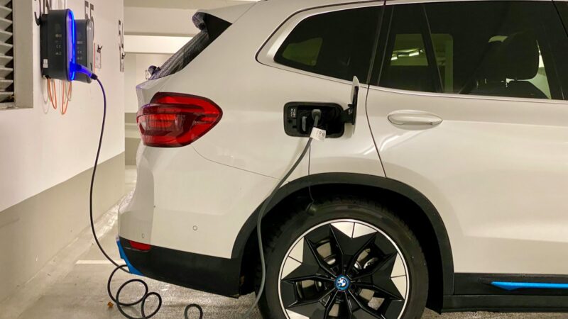 Meta iššūkį brangiam remontui: studentų sukurtas elektromobilis, kurį lengva taisyti namuose