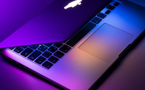 „Apple“ ruošia naują „MacBook Pro“ serijos nešiojamą kompiuterį, kuris turės vieną išskirtinę savybę