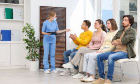 Nebereikia eilėse laukti pas gydytoją: vis daugiau žmonių renkasi šį sprendimą