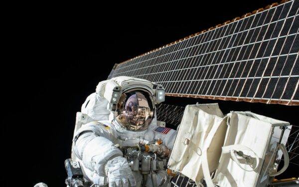 NASA astronautės misija baigėsi pensija: kosmose išbuvo ženkliai ilgiau nei buvo planuota