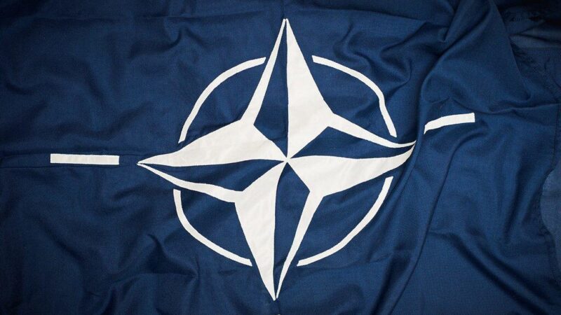 Ukraina vis dar fronte, bet ar pasaulis nusisuka? NATO ragina nepamiršti, kas šiuo metu kovoja už mus