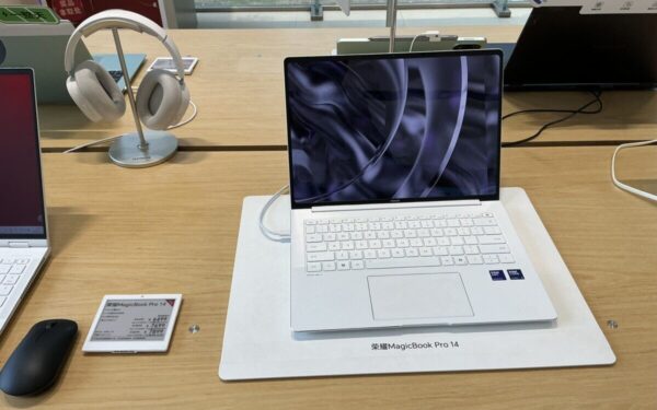 „Honor“ pristatė „MagicBook Pro 14“ (2026): lengvesnis, galingesnis, su OLED ekranu