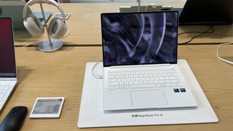 „Honor“ pristatė „MagicBook Pro 14“ (2026): lengvesnis, galingesnis, su OLED ekranu