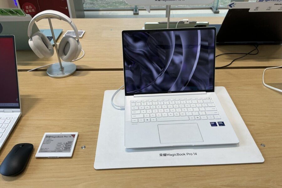 „Honor“ pristatė „MagicBook Pro 14“ (2026): lengvesnis, galingesnis, su OLED ekranu