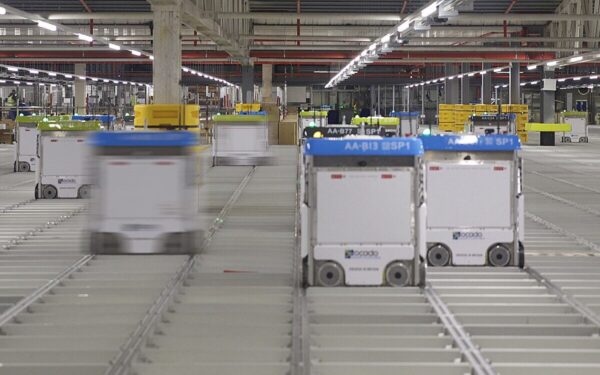 Prasideda taupymo etapas: po partnerių sprendimų „Ocado“ peržiūri planus ir mažina kaštus