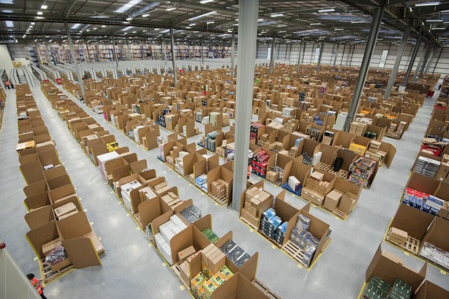 Rekordinės „Amazon“ pajamos ir netikėtas smūgis rinkoms: investuotojai sureagavo akimirksniu
