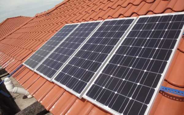 Jau galite nusukti saulės paneles nuo stogų: ši medžiaga pastatus paverčia galingomis elektrinėmis