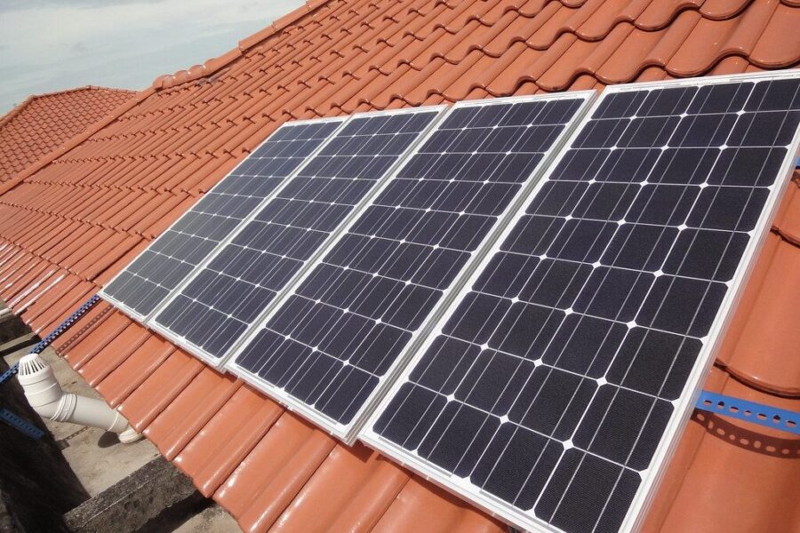 Jau galite nusukti saulės paneles nuo stogų: ši medžiaga pastatus paverčia galingomis elektrinėmis