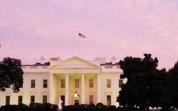 JAV atsitraukia nuo pasaulinės DI kontrolės idėjos: pasekmės gali būti labai rimtos