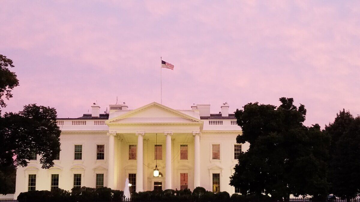 JAV atsitraukia nuo pasaulinės DI kontrolės idėjos: pasekmės gali būti labai rimtos