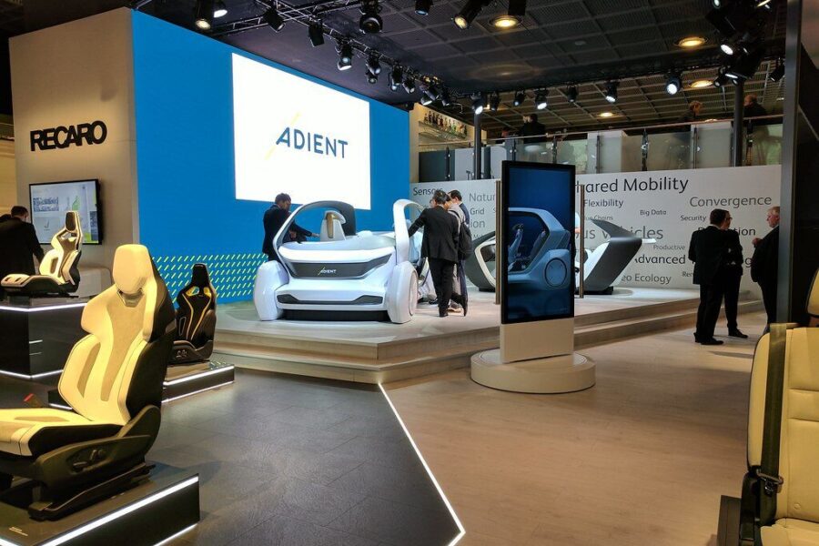 Dar vienas smūgis automobilių pramonei: „Adient“ stabdo veiklą, skelbia šimtų darbuotojų atleidimus