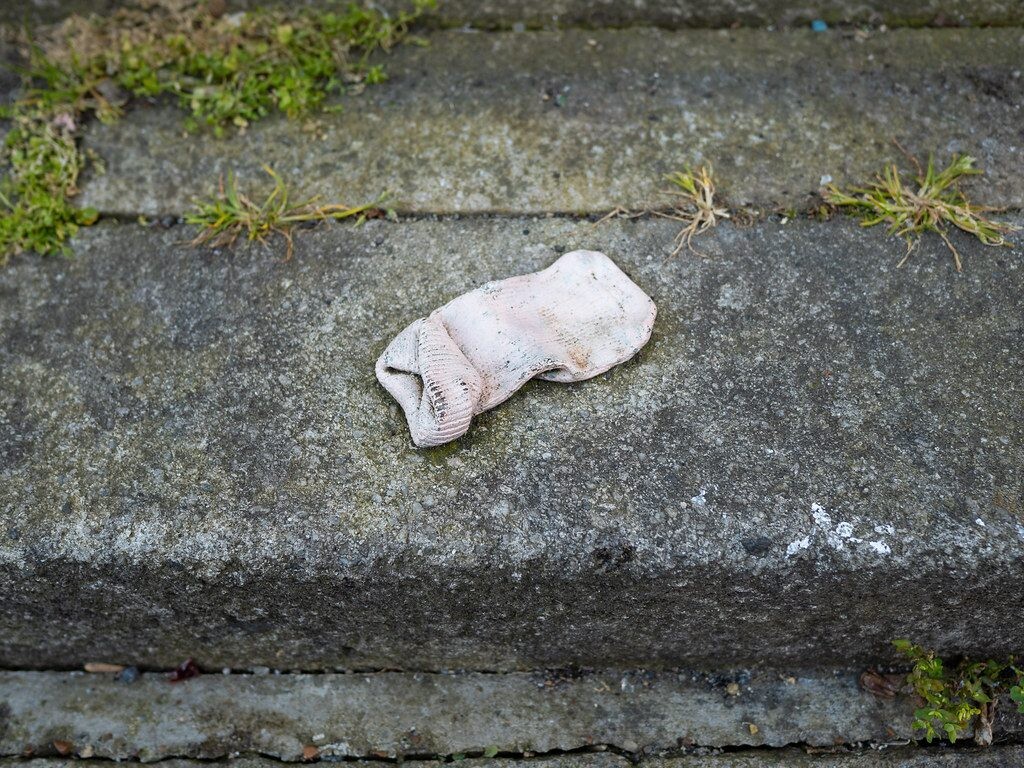 Netikėtas senų kojinių panaudojimo būdas: ši paprasta gudrybė leis mėgautis blizgančioms grindims