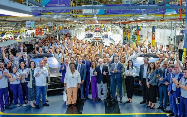 „Stellantis“ sprendimas gali sudrebinti automobilių rinką: atskleista, kas laukia vairuotojų