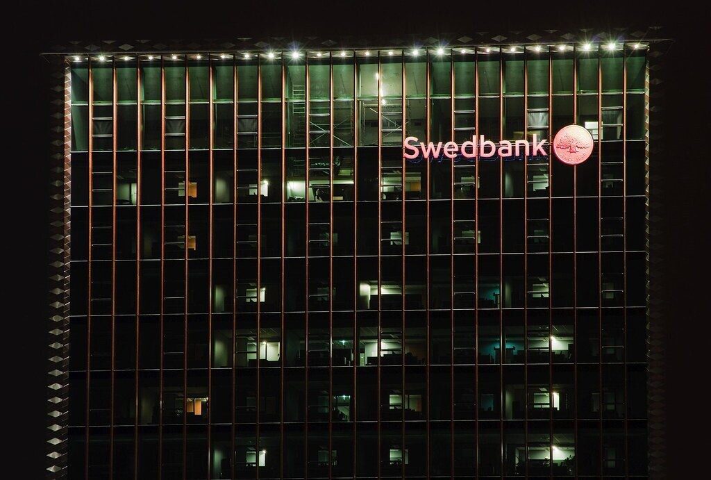 „Swedbank“ po padidinamuoju stiklu: vertinamos pinigų plovimo prevencijos procedūros
