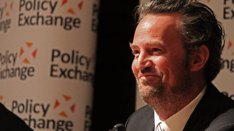 Teismas paskelbė nuosprendį, bet istorija nebaigta: kas dar gali iškilti apie Matthew Perry mirtį?