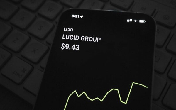 „Lucid Group“ iššūkiai: JAV elektromobilių paklausa traukiasi, sumažintas 2025 metų gamybos planas