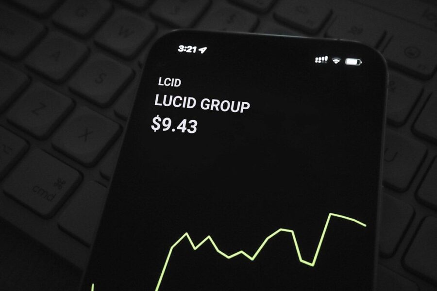„Lucid Group“ iššūkiai: JAV elektromobilių paklausa traukiasi, sumažintas 2025 metų gamybos planas