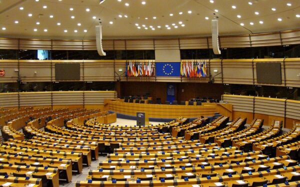„Politico“: EP išjungė dirbtinio intelekto funkcijas parlamentarų įrenginiuose, sprendimas kelia klausimų