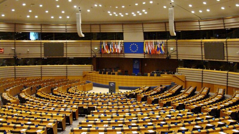 „Politico“: EP išjungė dirbtinio intelekto funkcijas parlamentarų įrenginiuose, sprendimas kelia klausimų
