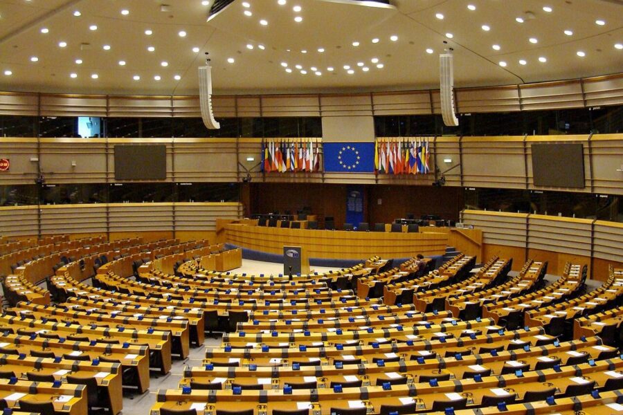 „Politico“: EP išjungė dirbtinio intelekto funkcijas parlamentarų įrenginiuose, sprendimas kelia klausimų