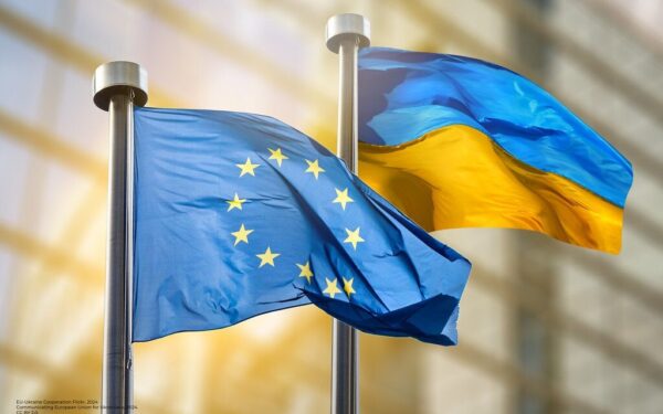Politinė įtampa dėl Ukrainos: Sikorskis pareiškė, kad paskola bus išmokėta bet kuriuo atveju