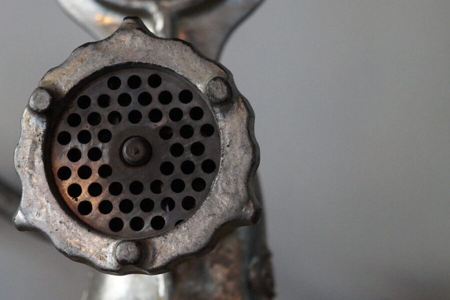 Paprastas būdas sutvarkyti mėsmalę: jei mėsa vyniojasi ant peilio, greičiausiai kaltas šis mažas tarpas