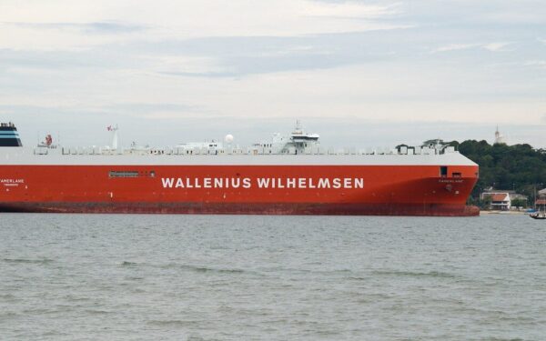 Žinutė apie JAV pajėgų lydėtą tanklaivį pasirodė ir netrukus dingo: kas slypi už šios istorijos