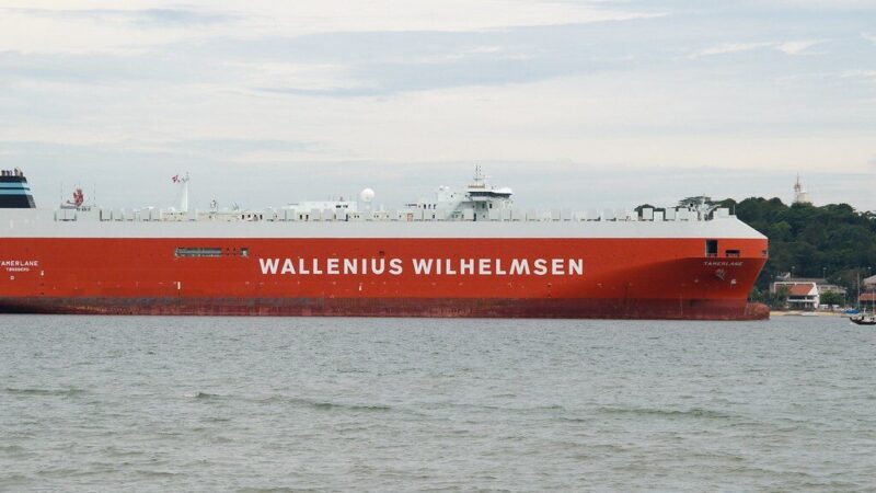 Žinutė apie JAV pajėgų lydėtą tanklaivį pasirodė ir netrukus dingo: kas slypi už šios istorijos