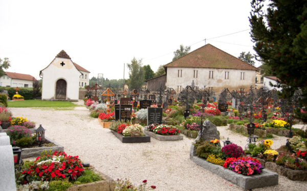 Daugelis prieš Velykas kapuose elgiasi neteisingai: štai veiksmas, kurį būtina atlikti kapuose