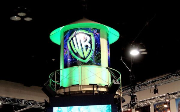 Holivudo milžinai grįžta prie derybų: „Warner Bros“ svarsto „Paramount Skydance“ perėmimą