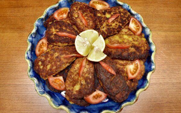 Sultingi maltos mėsos kotletai su traškia plutele: paprastas ir greitas receptas su džiūvesėliais