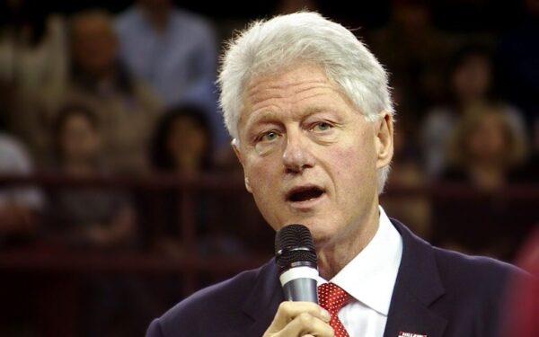 Parodymus dėl Epsteino istorijos davęs Billas Clintonas viešai neigė bet kokius pažeidimus