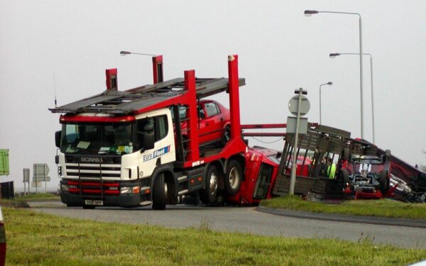 Kratos, milijonai ir įtarimai: FNTT tęsia automobilių importo schemų tyrimą