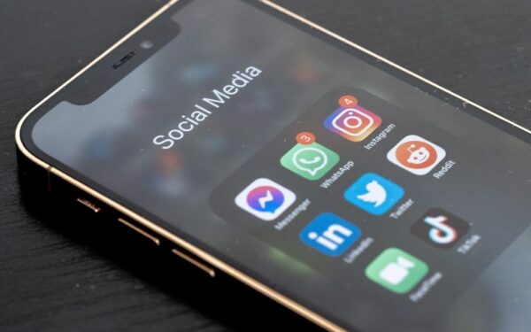 „Meta“ sprendimas keičia „Messenger“ naudojimą: prieiga perkeliama į „Facebook“