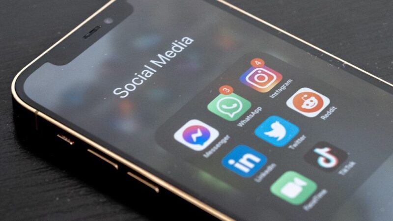 „Meta“ sprendimas keičia „Messenger“ naudojimą: prieiga perkeliama į „Facebook“