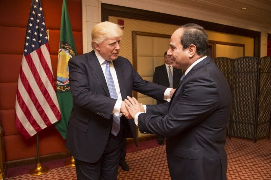 Šokas Vašingtone: Trumpas glėbesčiuoja kairiųjų vadą, kurį dar vakar vadino nusikaltėliu