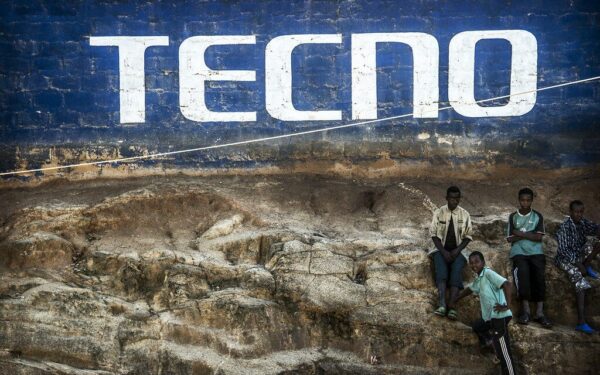 Barselonoje „TECNO“ pristatė naujas koncepcijas: nuo modulinio telefono iki trigubai lenkiamo modelio