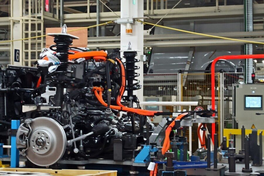 Strategijos korekcija: „Stellantis“ stabdo elektromobilių ambicijas ir grįžta prie pelningų modelių